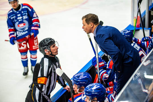 Domare Christoffer Holm och Oskarshamns tränare Martin