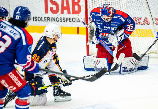 Djurgårdens Filiph Engsund och Oskarshamns målvakt Joe
