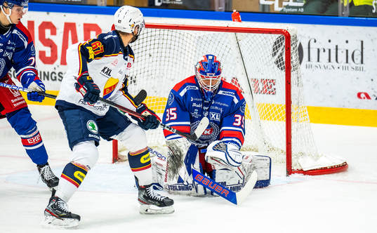 Djurgårdens Peter Holland och Oskarshamns målvakt Joe