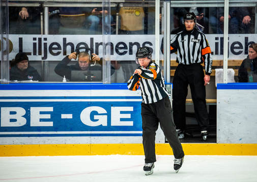Domare Pehr Claesson tilldömer Djurgården 1-2 målet