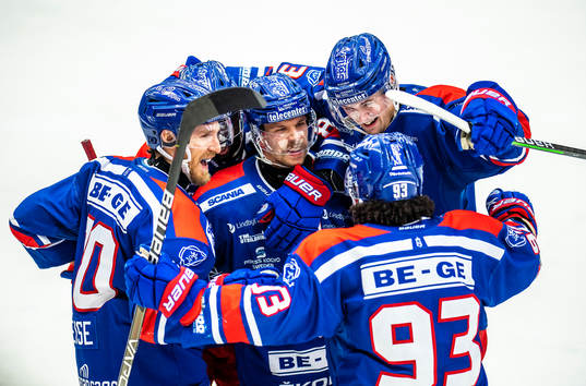 Oskarshamns Brian Cooper jublar med Dale Weise,  Daniel