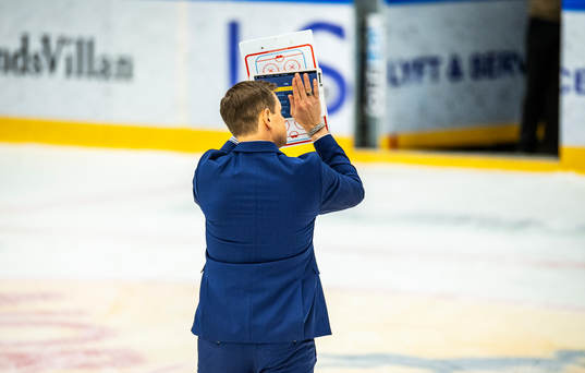 Oskarshamns tränare Martin Filander jublar