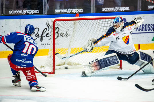 Oskarshamns Dale Weise gör 3-2 målet bakom Djurgårdens