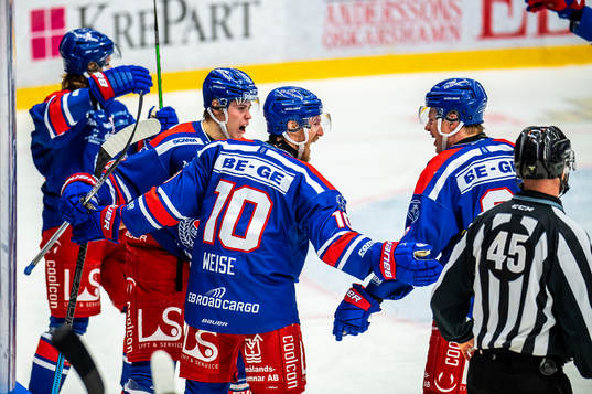 Oskarshamns Dale Weise jublar med lagkamrater
