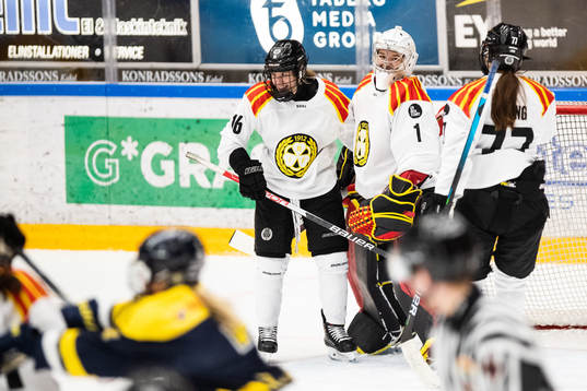 Brynäs målvakt Evelina Mäkinen och Katerina Mrazova