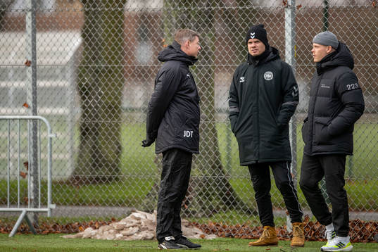Tränare Jon Dahl Tomasson i samtal med besökare från DBU