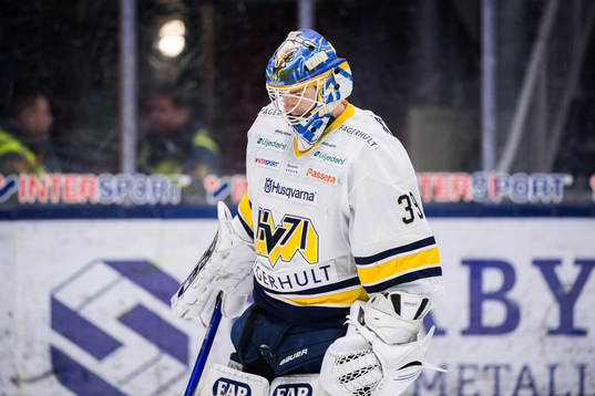 s målvakt Filip Larsson deppar