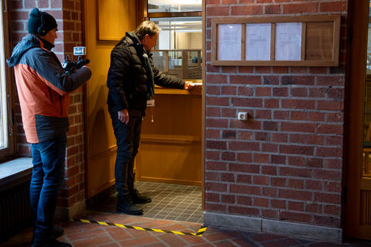 SVTs reporter Pierre Ragnehag tar emot