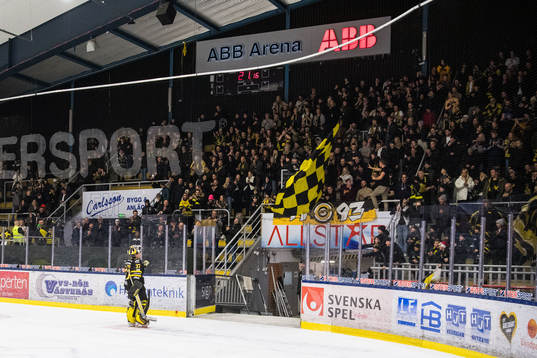 Västerås målvakt Johan Gustafsson jublar med publiken