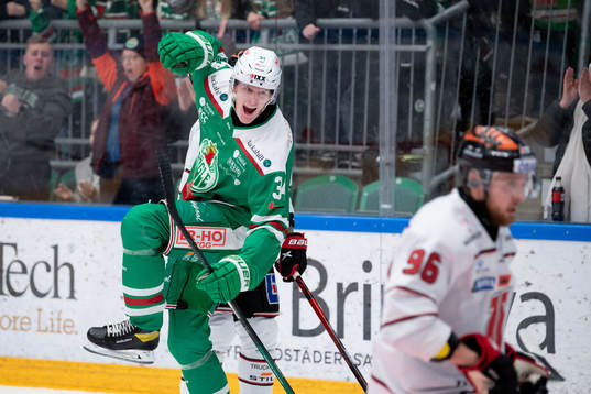 Rögles Adam Edström jublar
