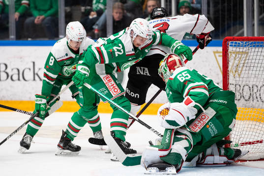 Rögles Samuel Jonsson målvakt Christoffer Rifalk mot