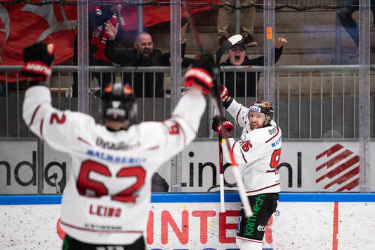 Örebros Robert Leino och Robin Kovacs jublar i