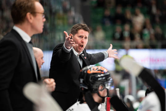 Örebros assisterande tränare Stefan Klockare agerar