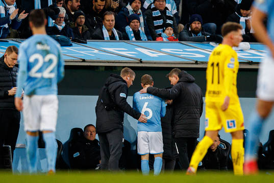 Malmö FFs Oscar Lewicki lämnar planen