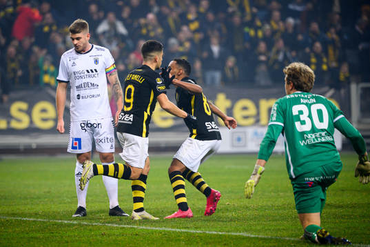 s Nicolas Stefanelli och Bilal Hussein jublar