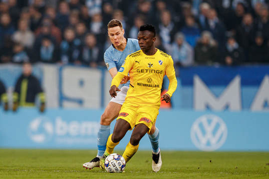 Malmö FFs Niklas Moisander och Halmstads Thomas Boakye
