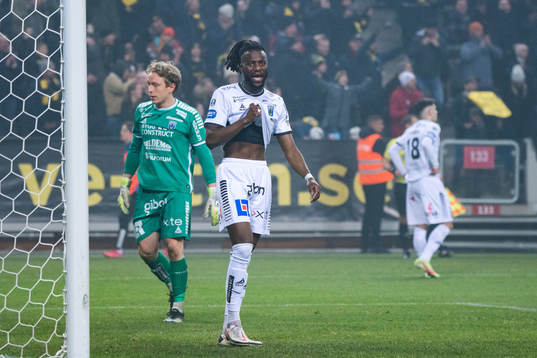 Sirius målvakt August Ahlin och Joseph Colley deppar