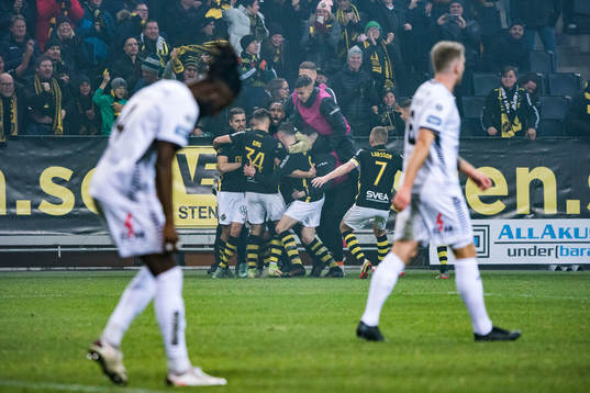 s Nicolas Stefanelli och Henok Goitom jublar