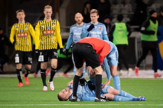 Djurgårdens Kalle Holmberg ligger på gräset