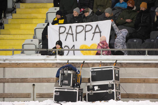 Banderoll för att hedra Häckens Rasmus Lindgren