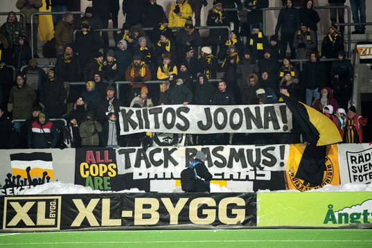 Banderoll som tackar Joona Toivo och Rasmus Lindgren