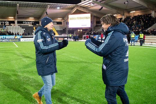 Djurgårdens tränare Kim Bergstrand tackar sportchef Bosse
