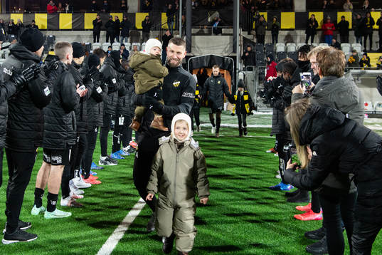Häckens Joona Toivo tackas av