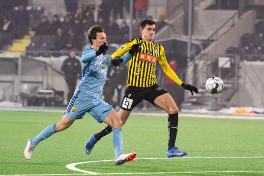 Djurgårdens Hjalmar Ekdal och Häckens Alexander Jeremejeff