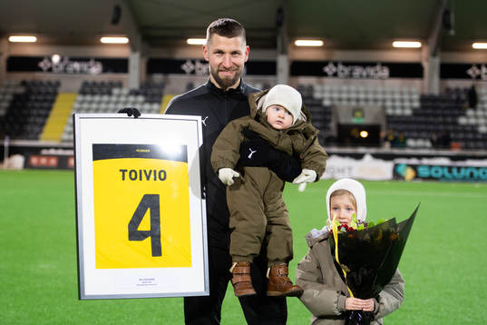 Häckens Jonna Toivo tackas av