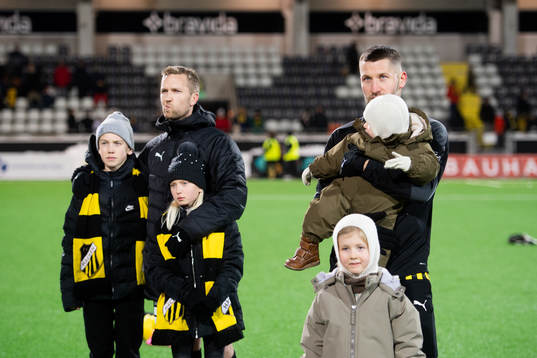 Häckens Rasmus Lindgren och Jonna Toivo tackas av