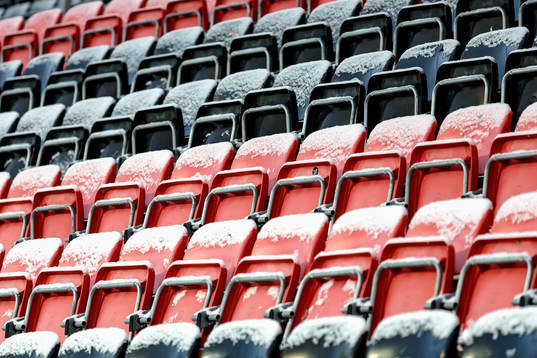 Jämtkraft Arena med snöfyllda stolar