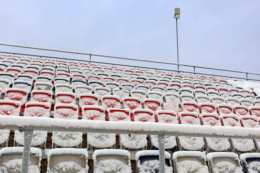 Jämtkraft Arena med snöfyllda stolar