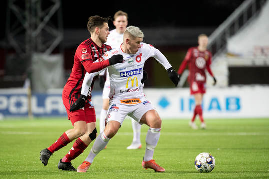 Östersunds Charlie Colkett och Degerfors Victor Edvardsen