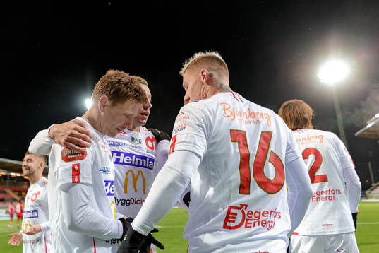Degerfors Johan Bertilsson jublar med lagkamrater