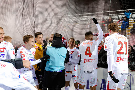 Degerfors spelare jublar med fansen