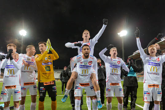 Degerfors Daniel Janevski och Erik Lindell (på ryggen)