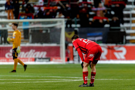Östersunds Charlie Colkett deppar
