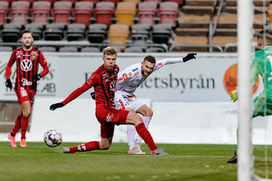 Degerfors Christos Gravius i akmp med Östersunds Eirik