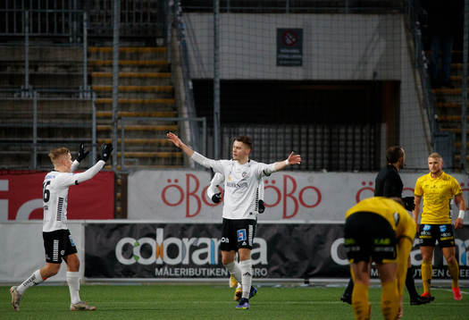 Örebros Jake Larsson jublar
