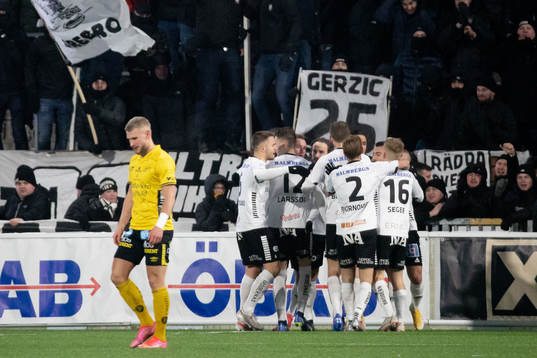 Örebros Ahmed Yasin jublar med lagkamraterna