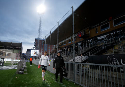 Örebros Johan Mårtensson lämnar matchen skadad