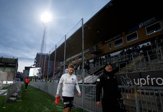 Örebros Johan Mårtensson lämnar matchen skadad