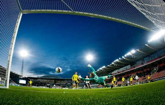 Örebros Jake Larsson gör 1-0 på Elfsborgs målvakt Tim