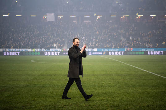s tränare Bartosz Grzelak tackar publiken