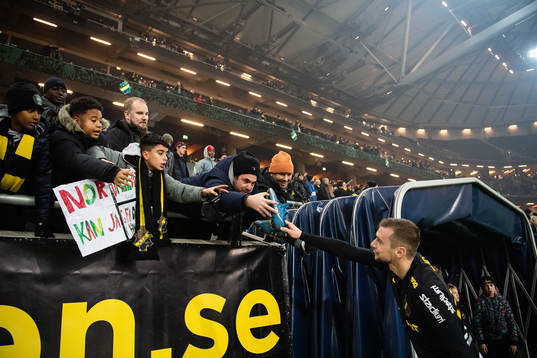 s Filip Rogic ger bort sin sko