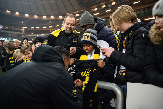 s Bilal Hussein skriver autografer