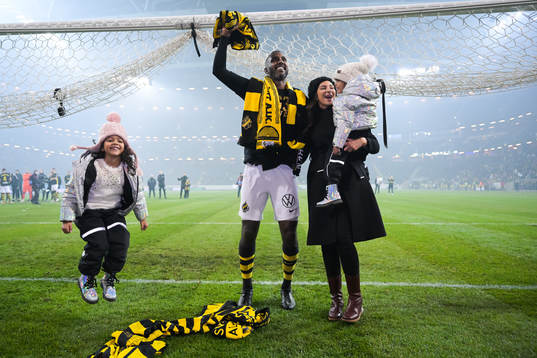 s Henok Goitom med familj jublar