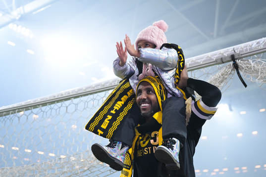 s Henok Goitom med familj jublar