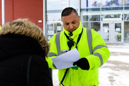 Publikvärd kontrollerar covidbevis utanför Vida Arena