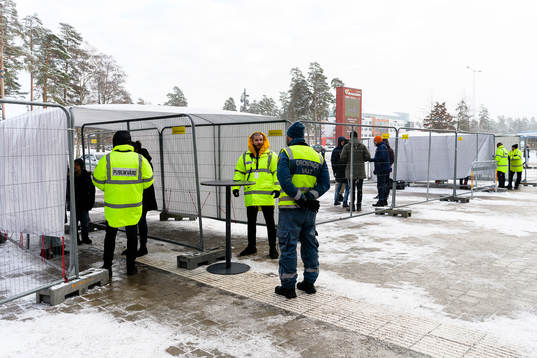 Publikvärdar kontrollerar covidbevis utanför Vida Arena